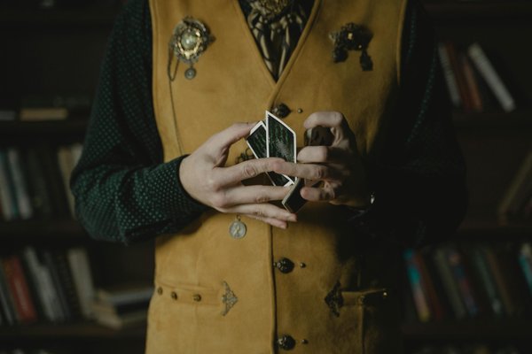 Hugo Marceau : le mentaliste à Lyon qui change votre perception